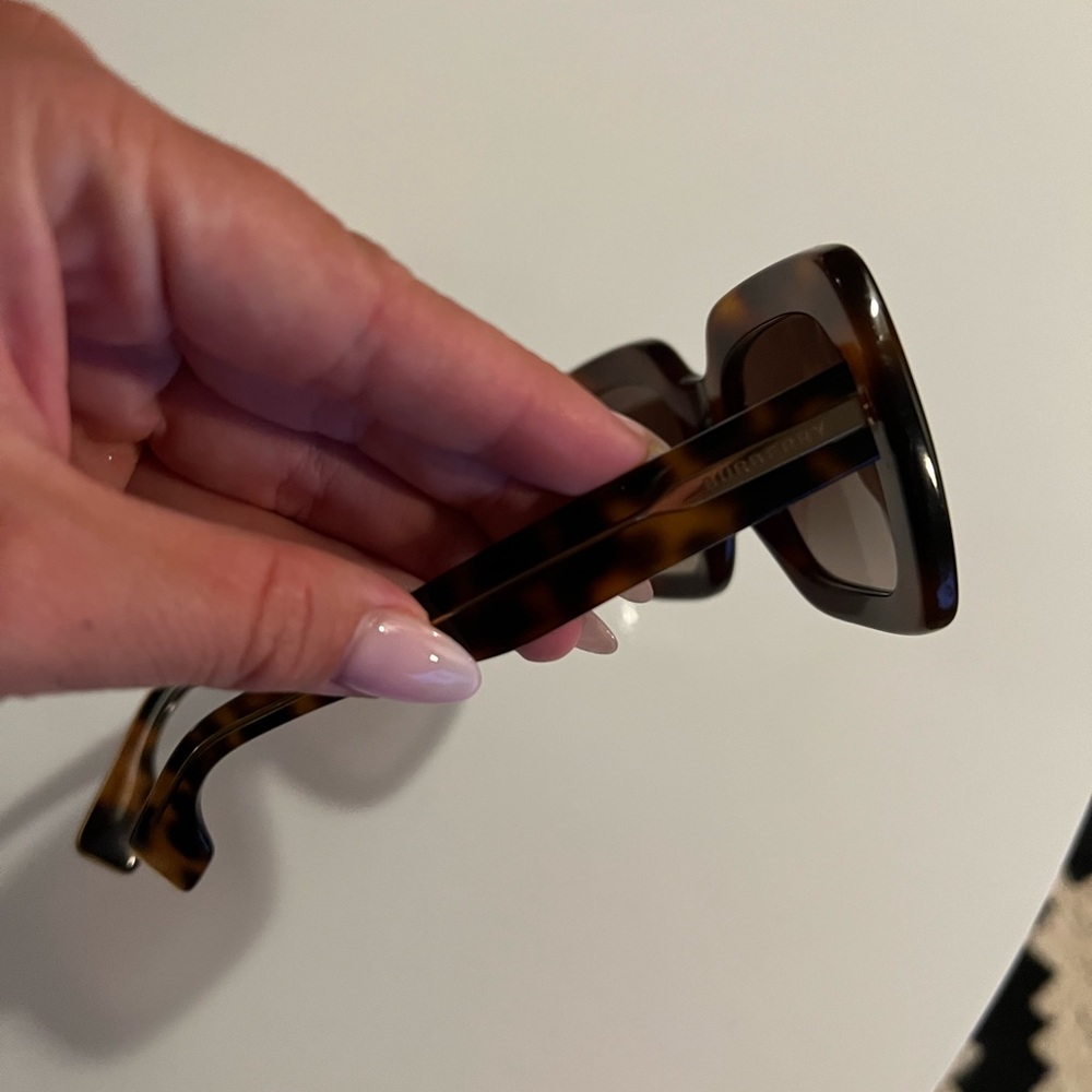 Burberry sunglasses - Picture 3 of 4